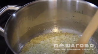 Фото приготовления рецепта: Подливка из сыра и горошка - шаг 2