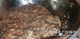 Фото приготовления рецепта: Тефтели в мультиварке в соусе со сметаной - шаг 4