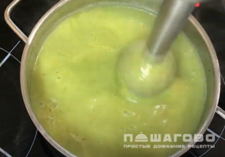 Фото приготовления рецепта: Вегетарианский суп-пюре из брокколи - шаг 4