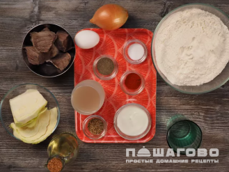 Фото приготовления рецепта: Вареники с мясом и жареным луком - шаг 1