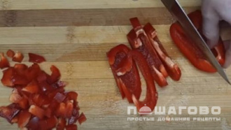 Фото приготовления рецепта: Салат с маринованными опятами и ветчиной - шаг 2