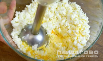 Фото приготовления рецепта: Пышные сырники из творога с мукой - шаг 1