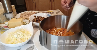 Фото приготовления рецепта: Салат с курагой и курицей - шаг 6