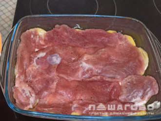 Фото приготовления рецепта: Мясо по-французски с картошкой в духовке - шаг 2