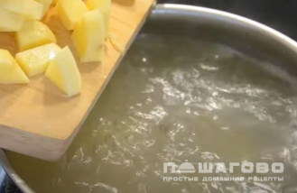 Фото приготовления рецепта: Суп с рисом и яйцом - шаг 2