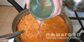 Фото приготовления рецепта: Чечевичная каша на сковороде из красной чечевицы - шаг 3