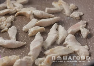 Фото приготовления рецепта: Салат из свежей капусты, помидоров и жареного арахиса - шаг 1