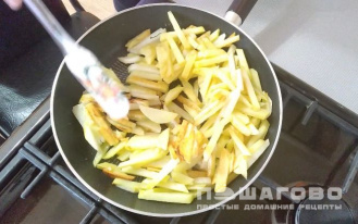 Фото приготовления рецепта: Жареная картошка с грибами и луком на сковороде - шаг 2