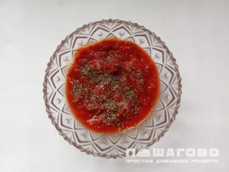 Фото приготовления рецепта: Мясная пицца с итальянской смесью трав - шаг 2