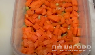 Фото приготовления рецепта: Салат Оливье с колбасой и горошком - шаг 2