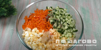 Фото приготовления рецепта: Салат с корейской морковью и крабовыми палочками - шаг 6