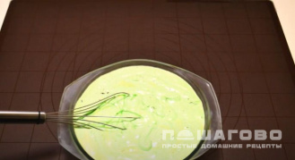 Фото приготовления рецепта: Мятное мороженое с шоколадной крошкой - шаг 6