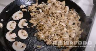 Фото приготовления рецепта: Крем-суп из шампиньонов и картофеля - шаг 3