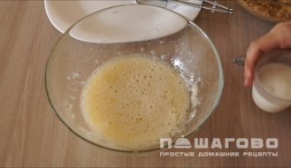Фото приготовления рецепта: Чизкейк в мультиварке - шаг 3