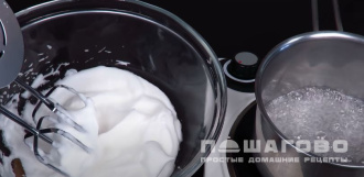 Фото приготовления рецепта: Белковый крем для трубочек - шаг 2
