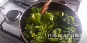 Фото приготовления рецепта: Яичница с перепелиными яйцами, шпинатом и помидорами черри - шаг 3
