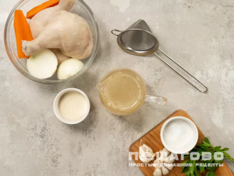 Фото приготовления рецепта: Холодец из куриного окорочка - шаг 3