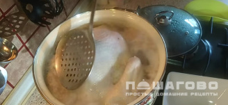 Фото приготовления рецепта: Бульон из домашней курицы - шаг 3