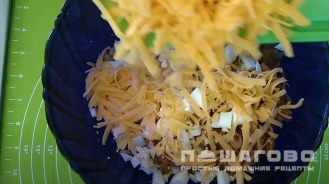 Фото приготовления рецепта: Салат с бужениной и грибами с луком и сыром - шаг 6