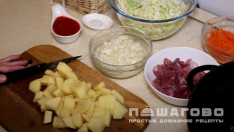 Фото приготовления рецепта: Жаркое из свинины с капустой - шаг 1