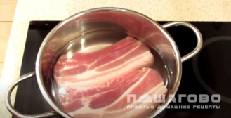 Фото приготовления рецепта: Грудинка по-домашнему с чесноком и аджикой - шаг 2
