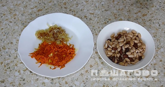 Фото приготовления рецепта: Салат с фасолью, солеными огурцами и морковью - шаг 3