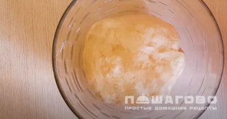 Фото приготовления рецепта: Пицца со свежим огурцом и колбасой - шаг 3