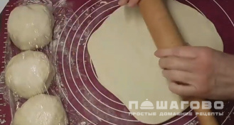 Фото приготовления рецепта: Рогалики на пиве - шаг 4