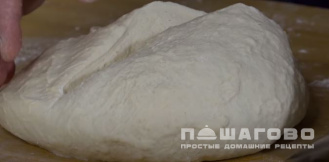 Фото приготовления рецепта: Пицца по-итальянски с помидорами черри и двумя видами сыра - шаг 2