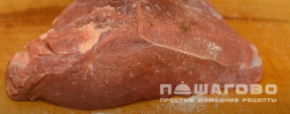 Фото приготовления рецепта: Буженина фаршированная овощами в соевом соусе - шаг 1