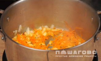 Фото приготовления рецепта: Суп с фрикадельками с лапшой - шаг 1