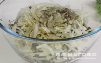 Фото приготовления рецепта: Шахтерский салат с солеными огурцами и мясом - шаг 6