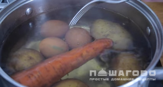 Фото приготовления рецепта: Диетический Оливье с зеленью - шаг 2