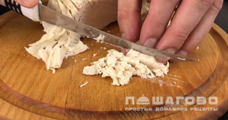 Фото приготовления рецепта: Салат Прага с курицей и черносливом - шаг 5