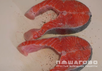 Фото приготовления рецепта: Кижуч с овощами - шаг 1
