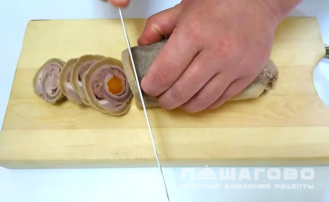 Фото приготовления рецепта: Рулет из требухи с начинкой - шаг 5