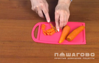Фото приготовления рецепта: Оливье слоями с колбасой и огурцами - шаг 1