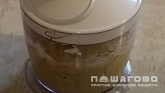 Фото приготовления рецепта: Намазка из селедки на хлеб - шаг 5